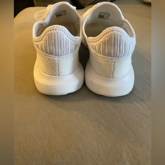 Adidas running shoe basically brand new size 9.5 - Picture 4 of 6